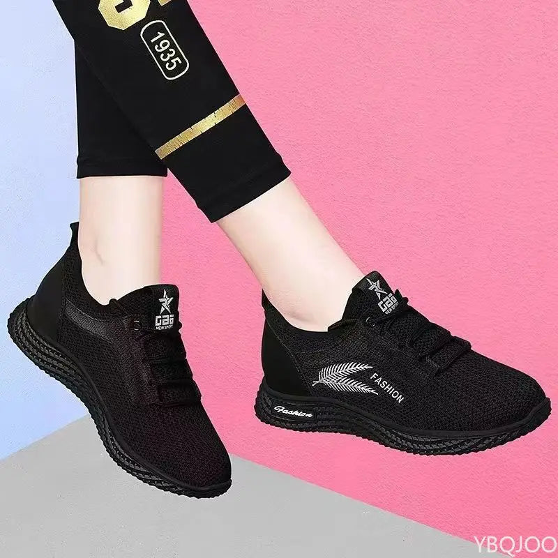 Sapatos respiráveis 2025, versáteis e modernos para mães, sapatilhas femininas resistentes ao desgaste, tênis casuais confortáveis com sola macia.