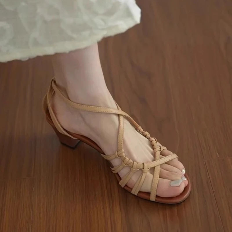 Sandálias femininas retrô da moda para o verão, com bico redondo e salto alto. Modelo simples e versátil, estilo romano, confortáveis e elegantes.