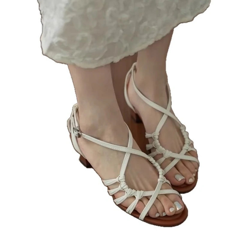 Sandálias femininas retrô da moda para o verão, com bico redondo e salto alto. Modelo simples e versátil, estilo romano, confortáveis e elegantes.